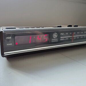 Vintage 80’s General Electric 7-4624A FM/AM Electronic Digital Alarm Clock Radio